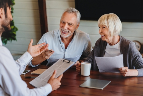 Retired couple looking for mortgage - hipoteca inversa blog